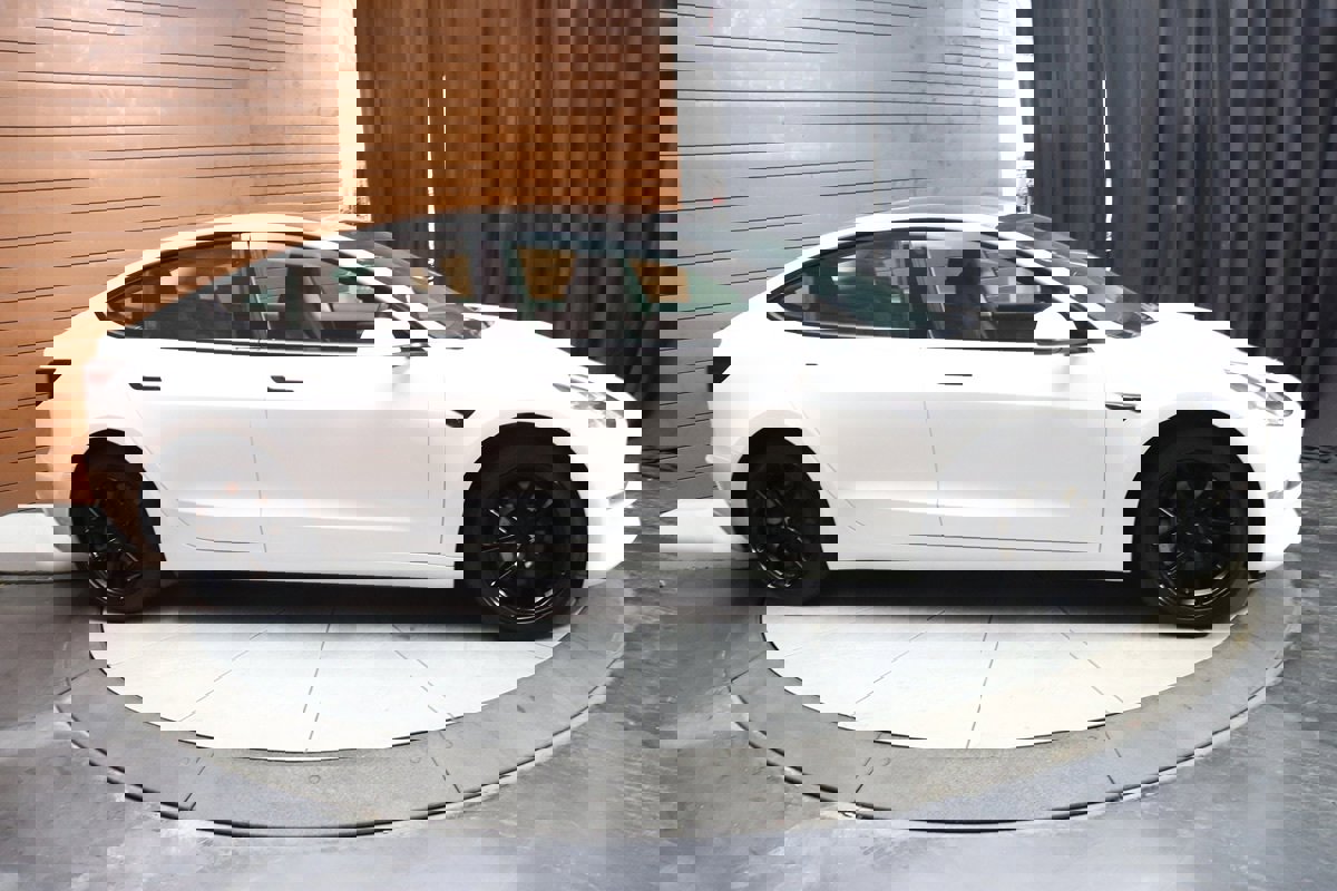 Used 2023 Tesla Model 3 Standard Range image 18