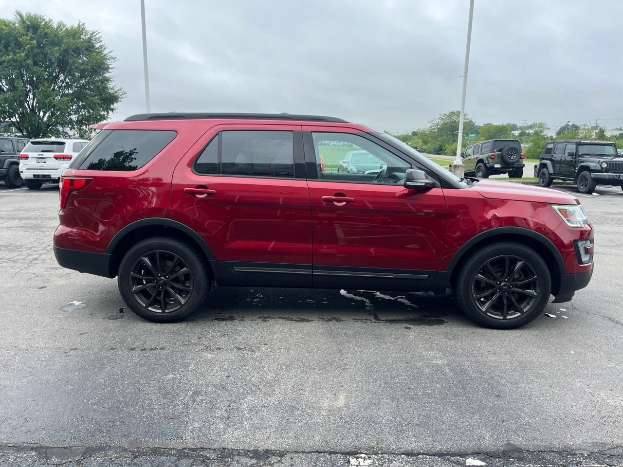 Used 2017 Ford Explorer XLT w/ Equipment Group 202A AWD/4WD image 2