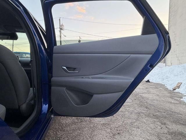 Used 2021 Hyundai Elantra SEL image 17