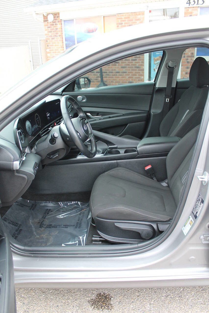 Used 2023 Hyundai Elantra SEL w/ Convenience Package image 14