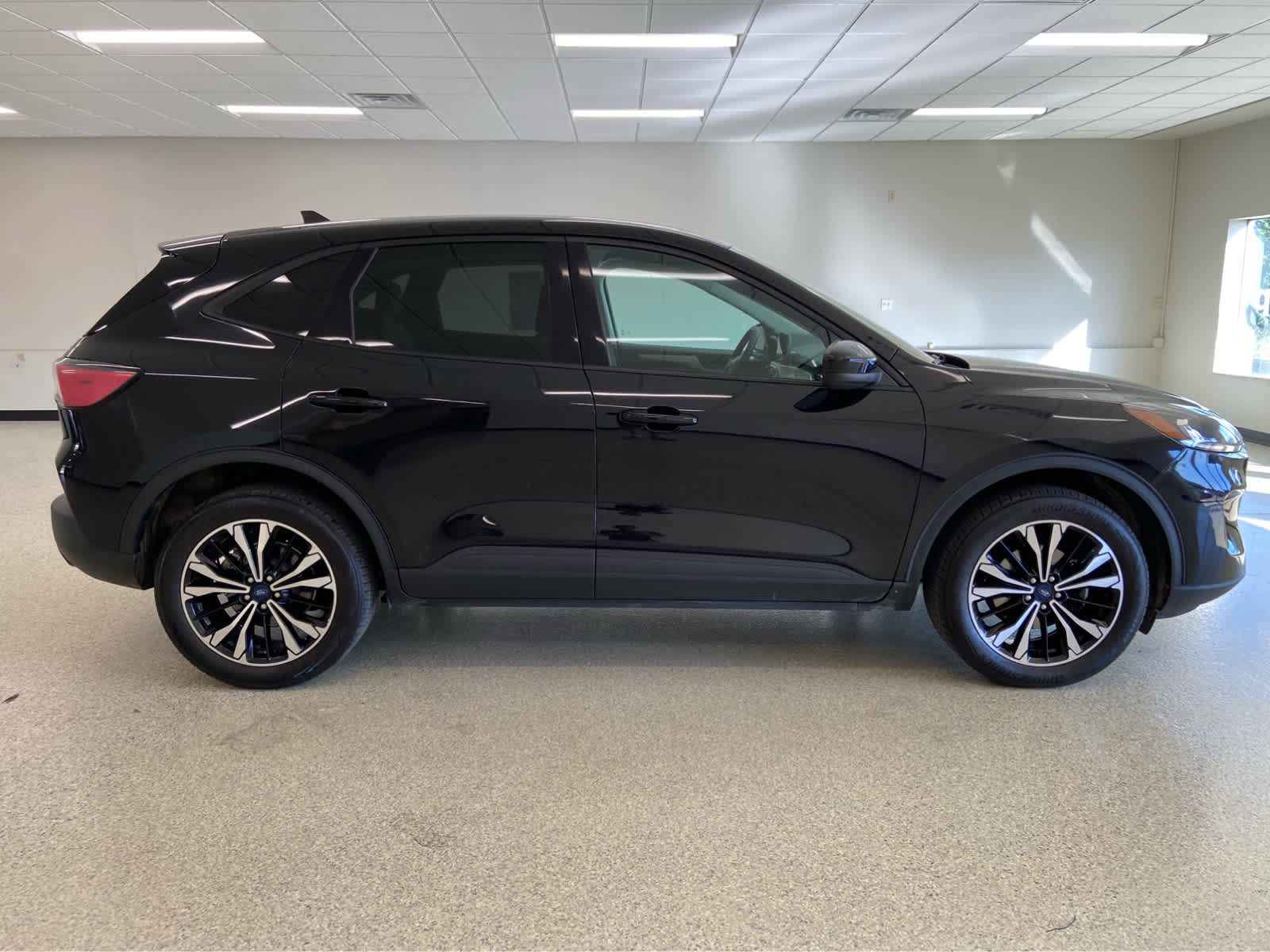 Used 2022 Ford Escape SE w/ SE Sport Appearance Package image 6