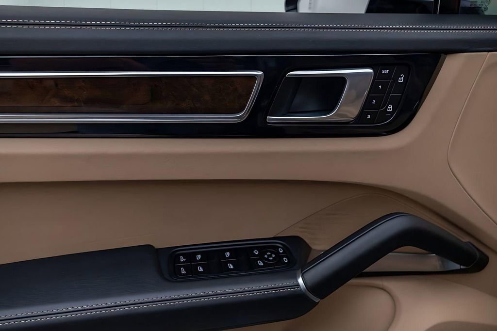 Used 2022 Porsche Cayenne Turbo image 30