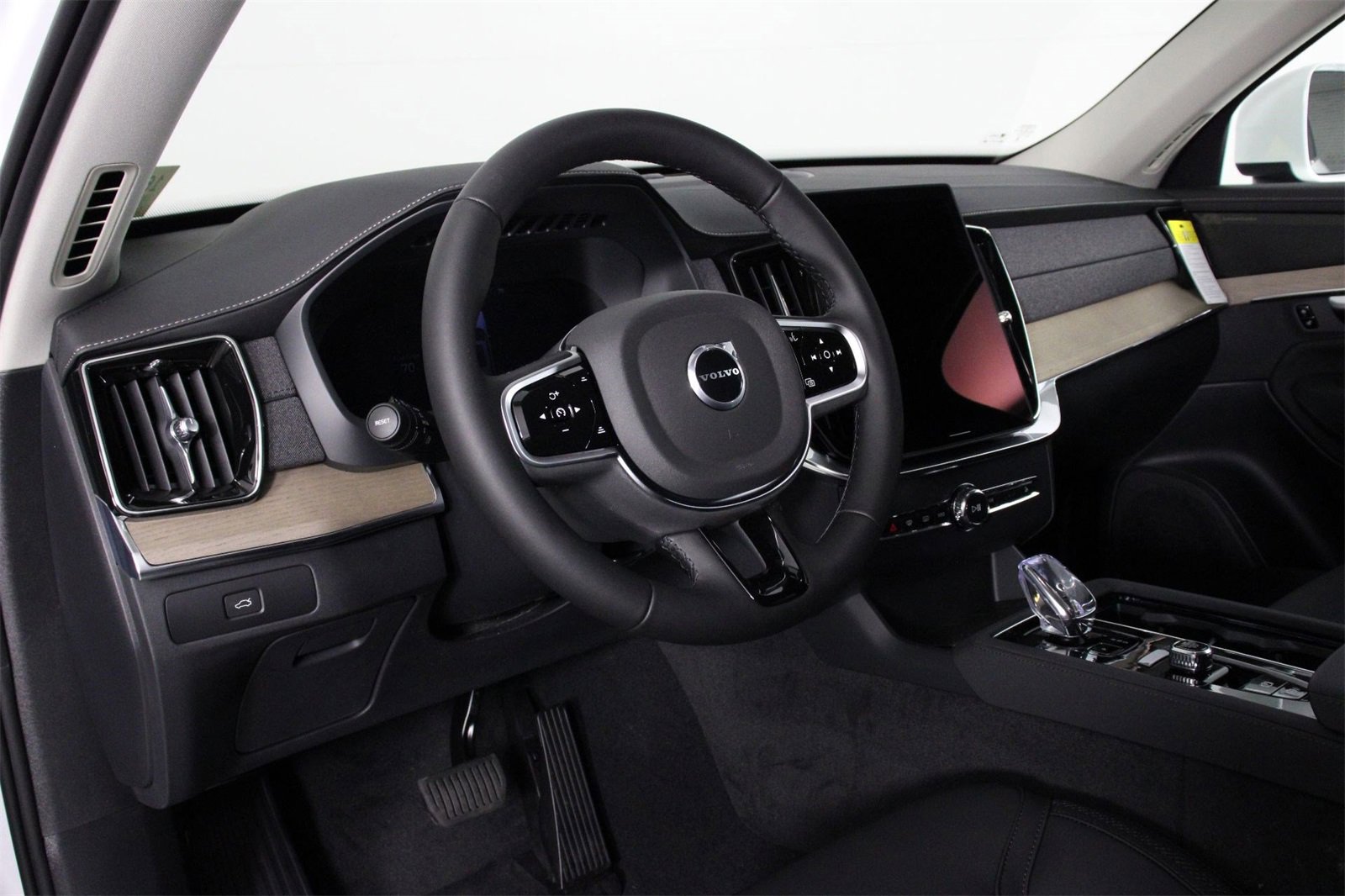 New 2025 Volvo XC90 B6 Plus image 8