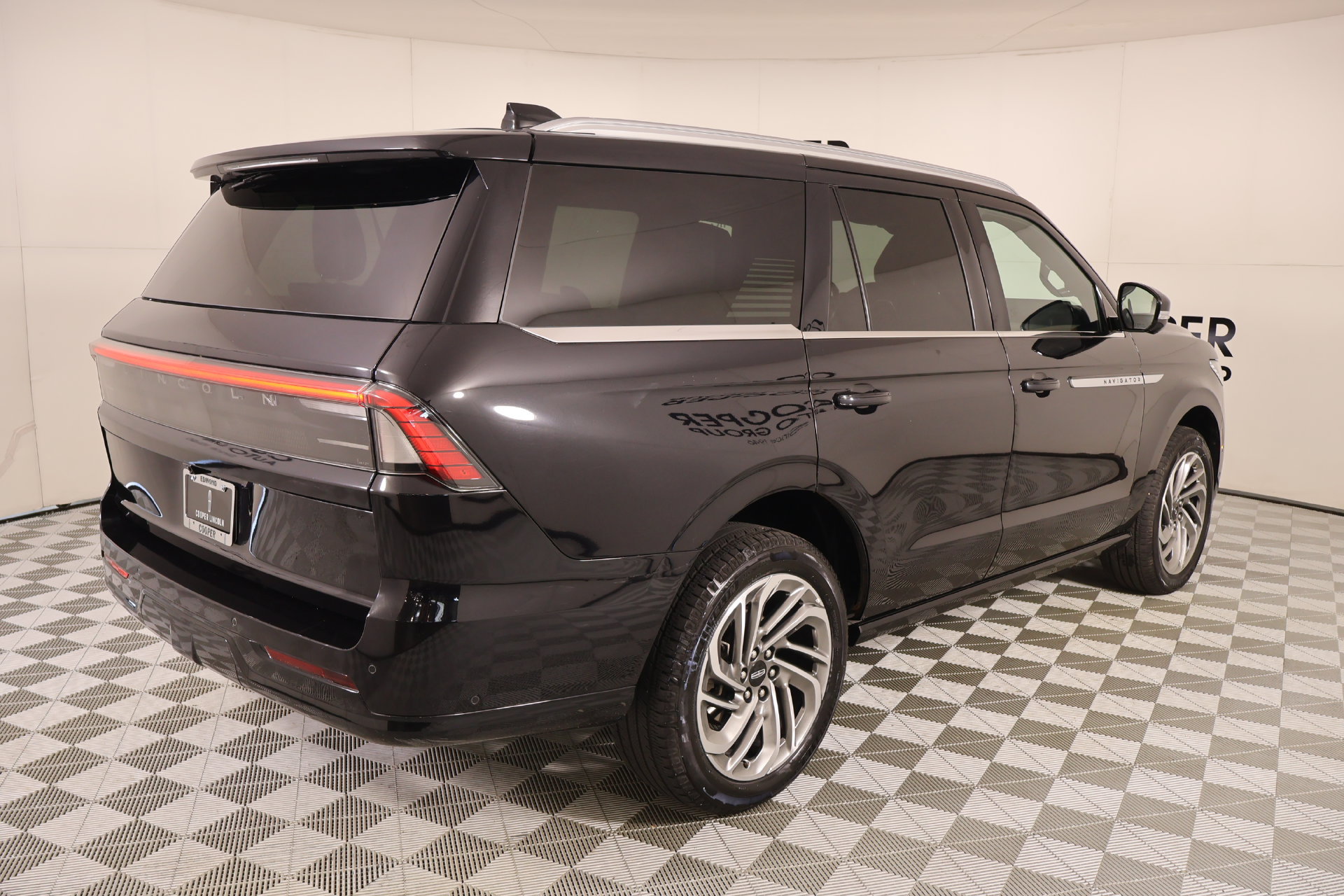 Used 2025 Lincoln Navigator Reserve AWD/4WD image 22