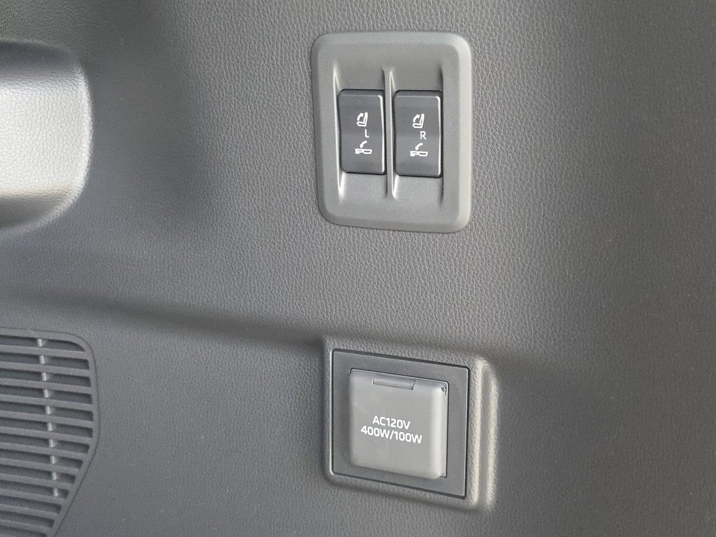 Used 2025 Lexus GX 550 w/ Accessory Package (Z1) image 35