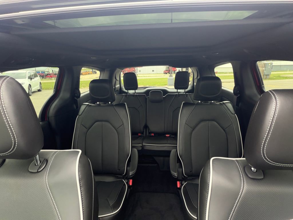 New 2027 Chrysler Pacifica Limited AWD/4WD image 18