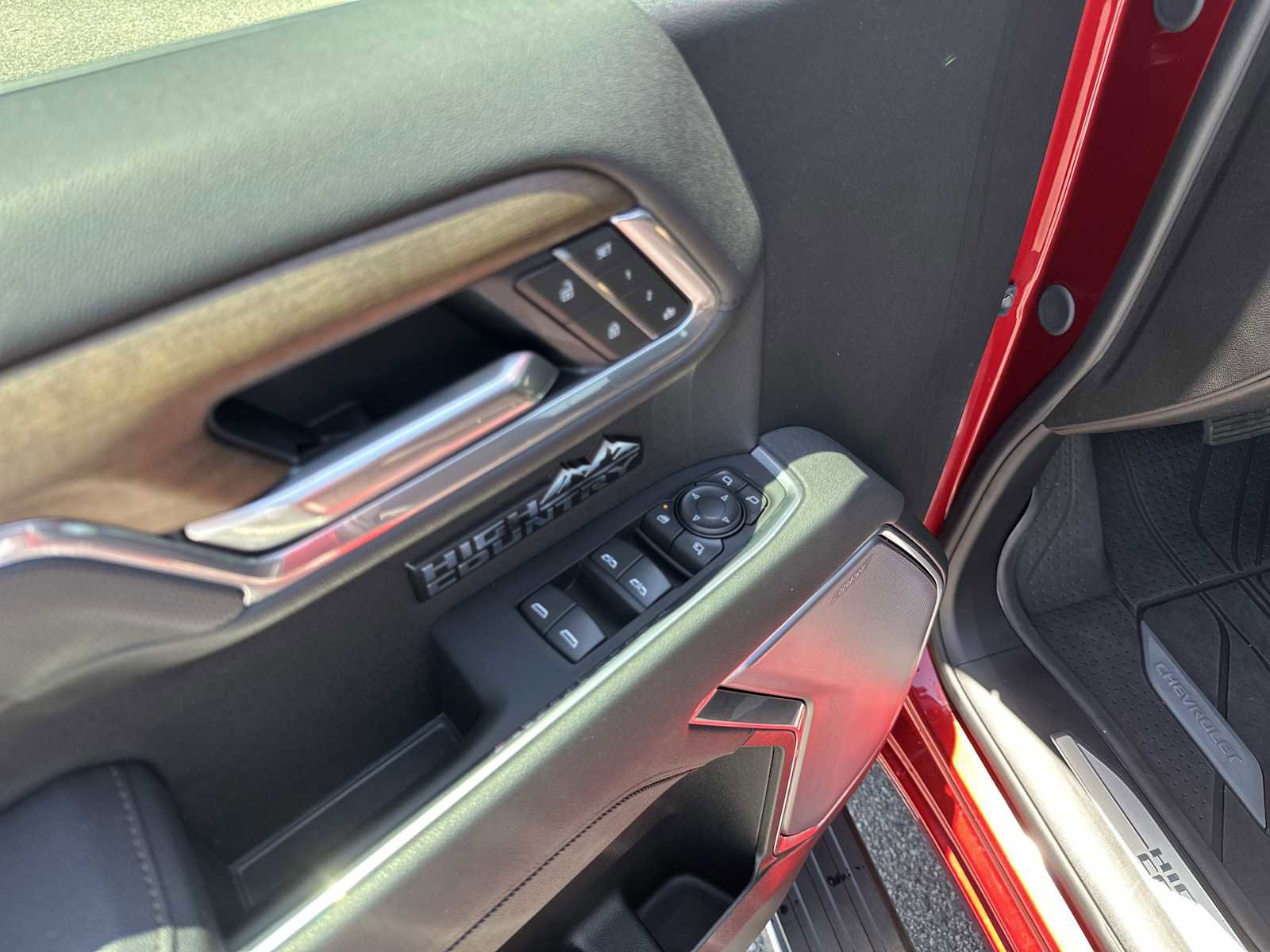 Used 2025 Chevrolet Silverado 1500 High Country w/ High Country Premium Package AWD/4WD image 18