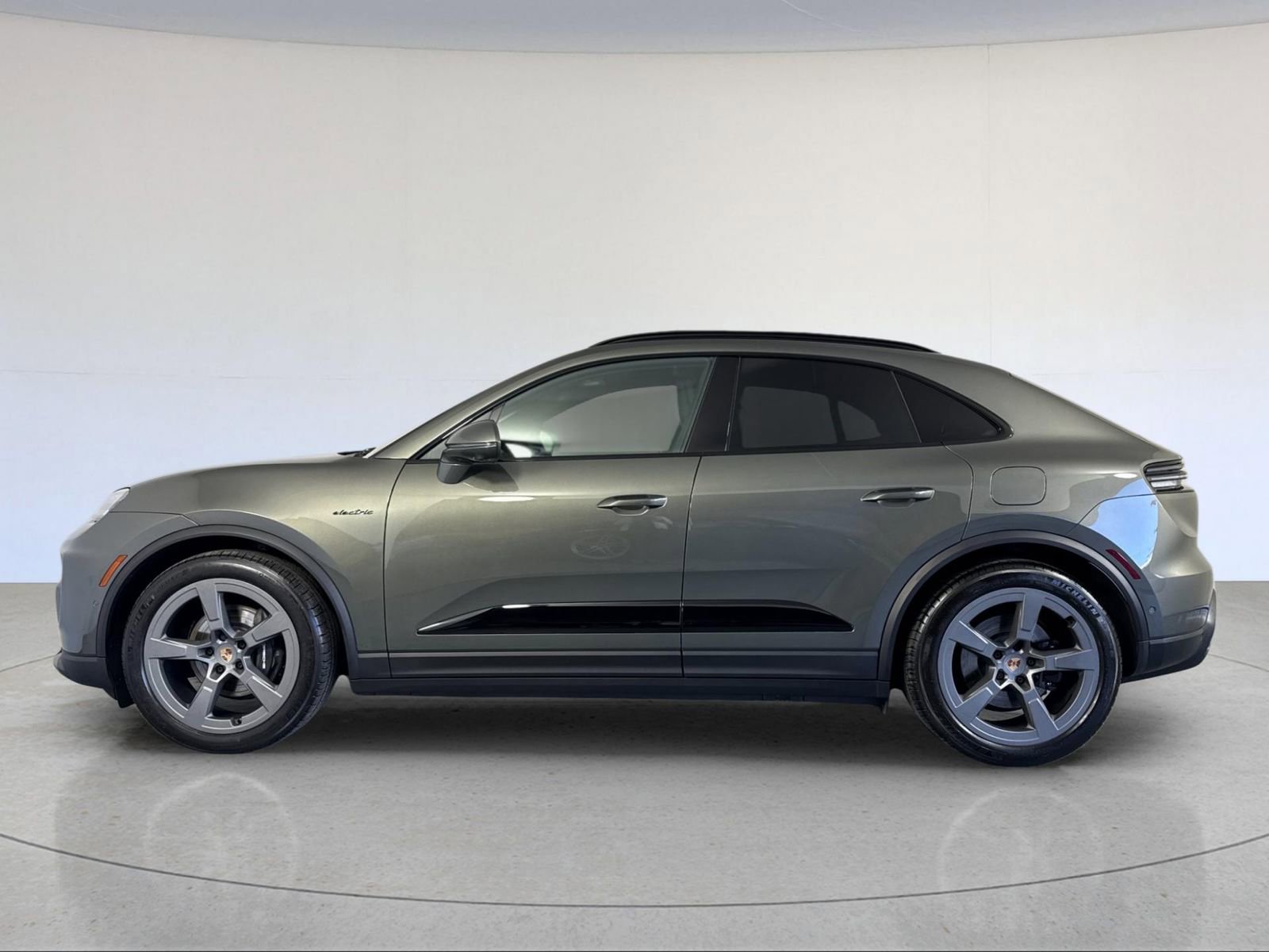Used 2025 Porsche Macan 4 Electric image 2