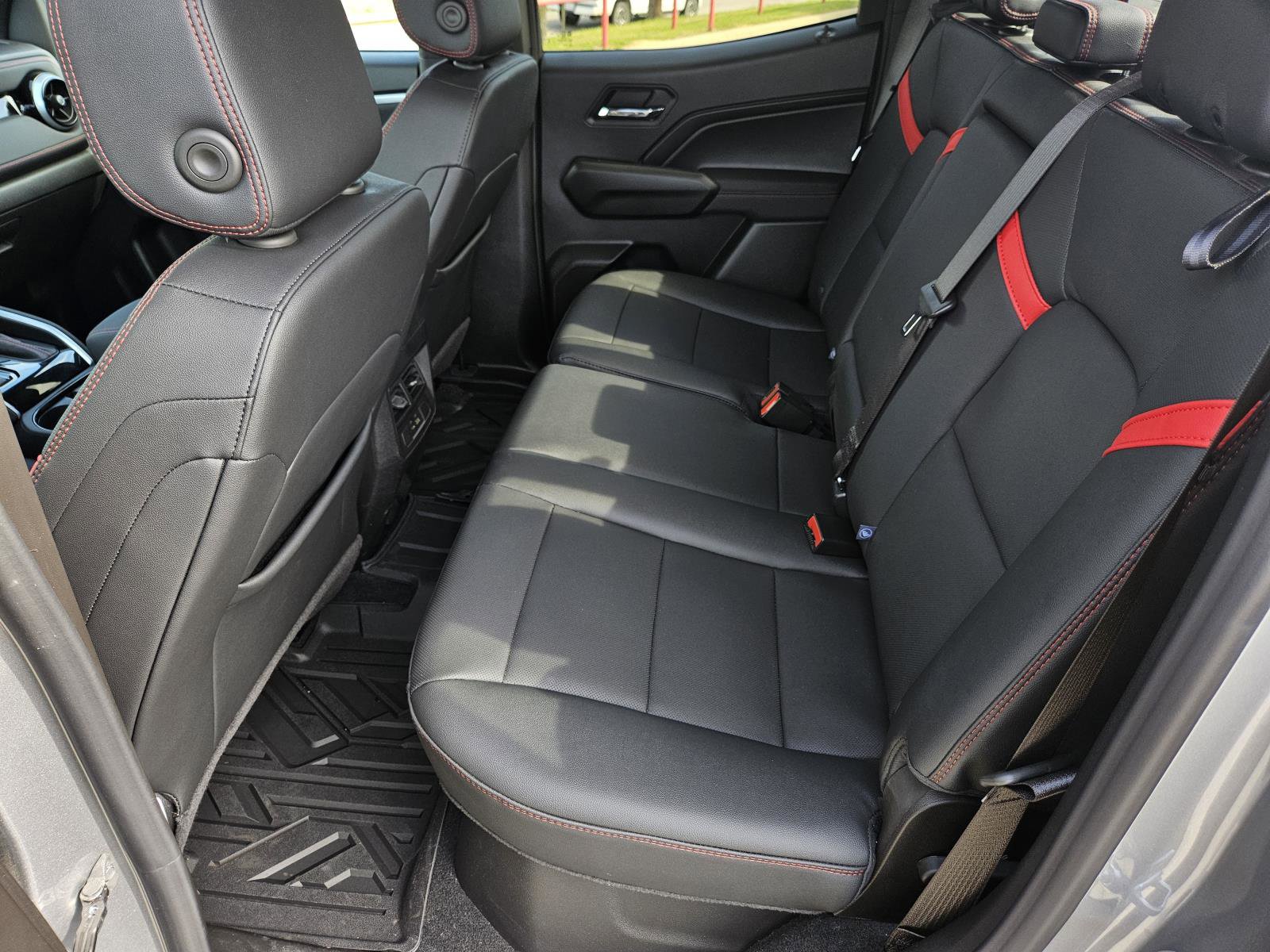 Used 2024 Chevrolet Colorado Z71 w/ Z71 Convenience Package 2 image 25