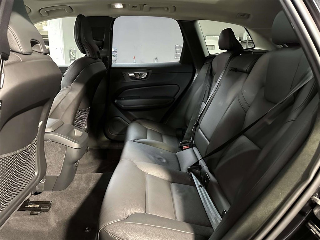 Used 2025 Volvo XC60 B5 Plus image 13
