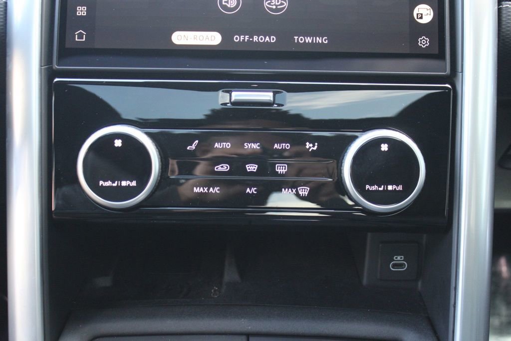 Certified 2025 Land Rover Discovery Dynamic SE image 29