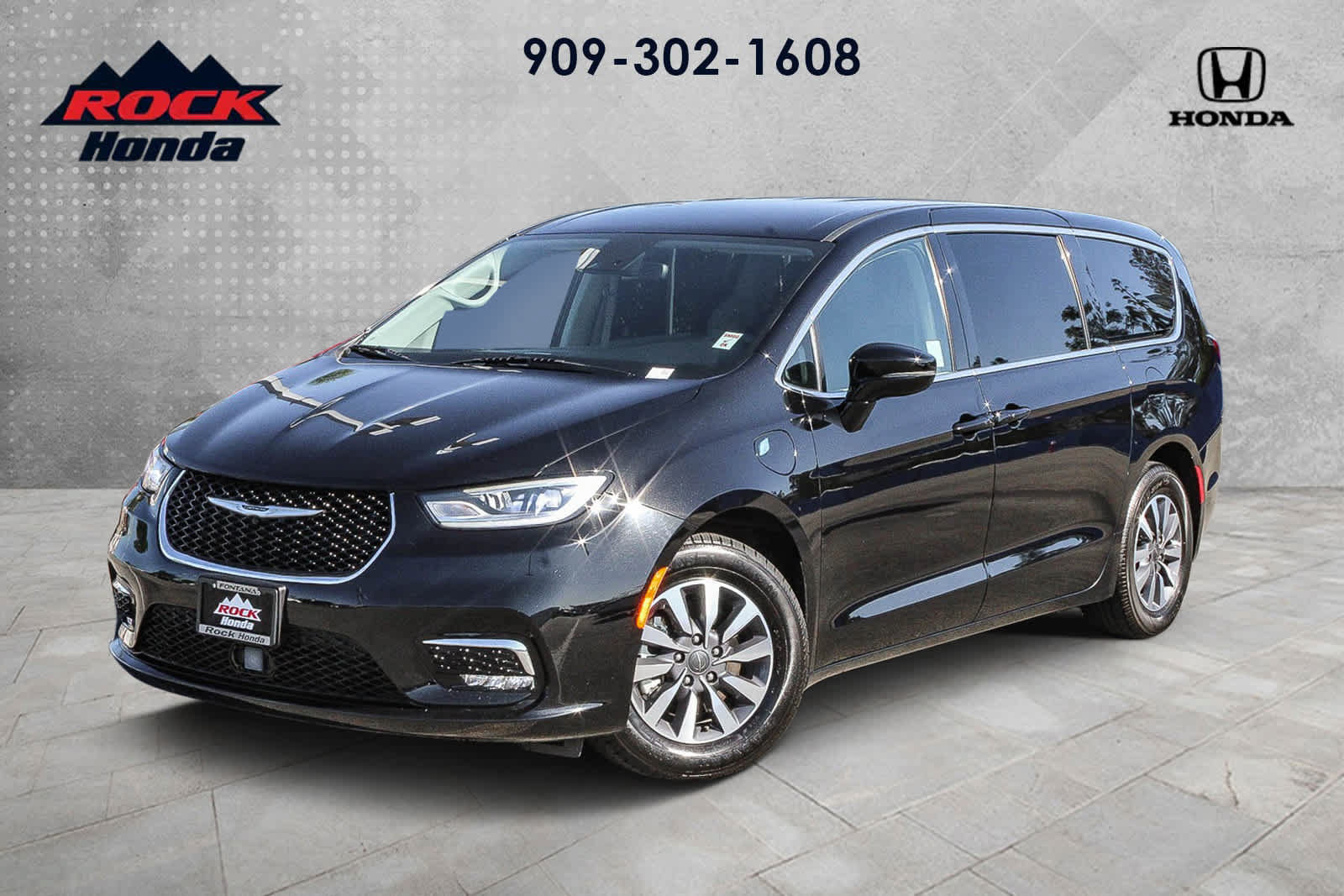 Used 2024 Chrysler Pacifica Limited FWD image 1