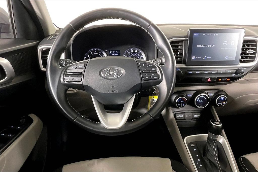 Used 2022 Hyundai Venue SEL FWD image 4
