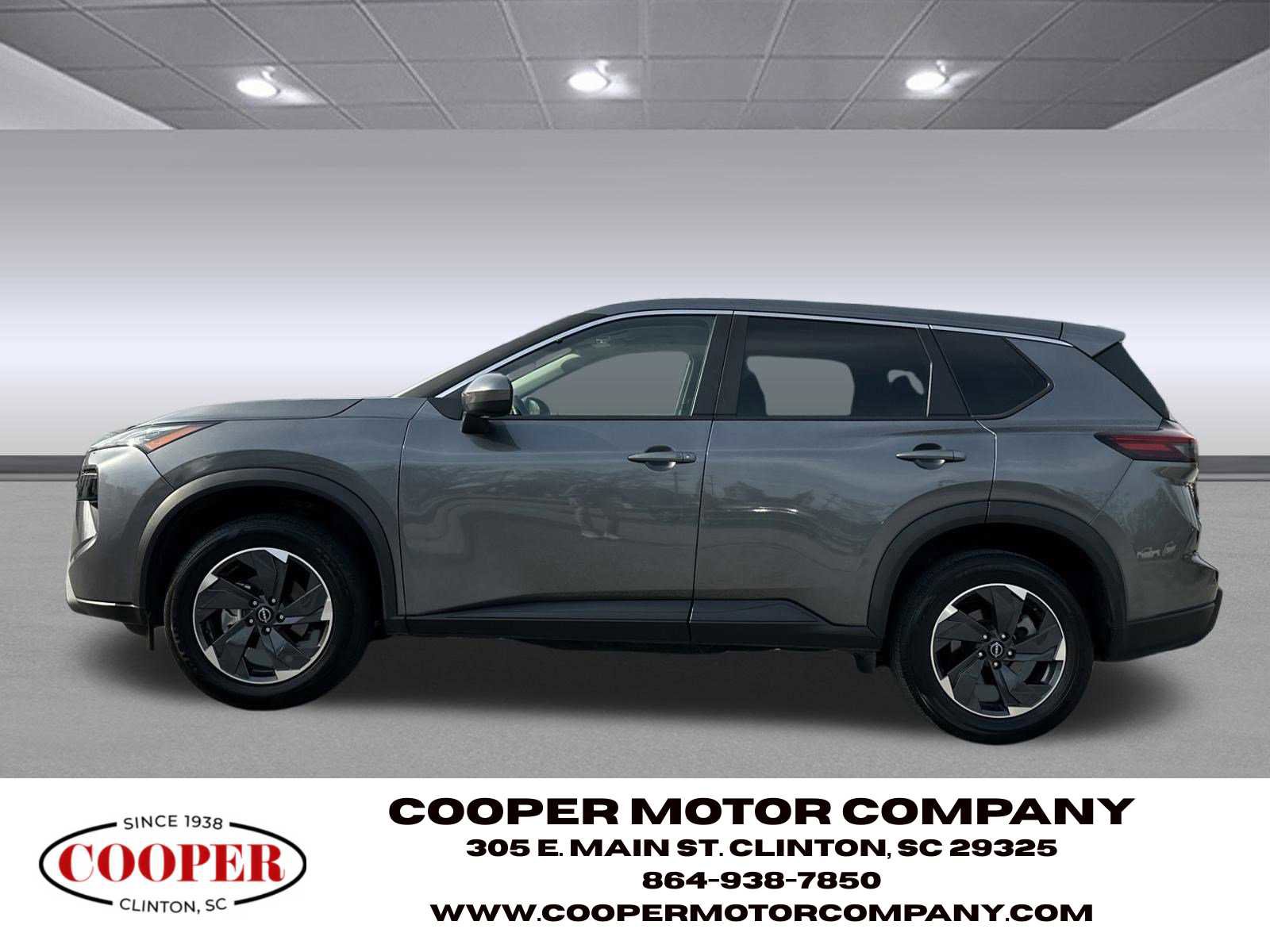 Used 2025 Nissan Rogue SV image 2