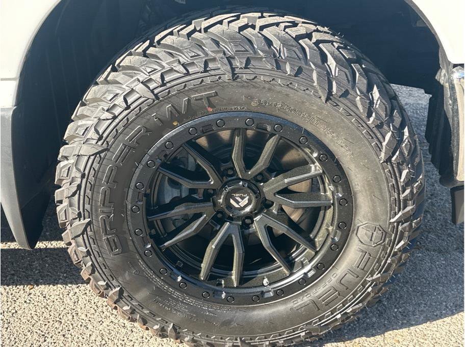 Used 2019 Nissan Titan SV w/ SV Convenience Package image 9