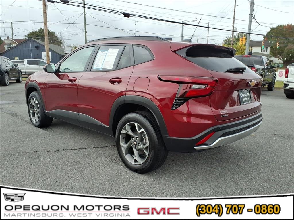 Used 2024 Chevrolet Trax LT w/ Driver Confidence Package FWD image 4