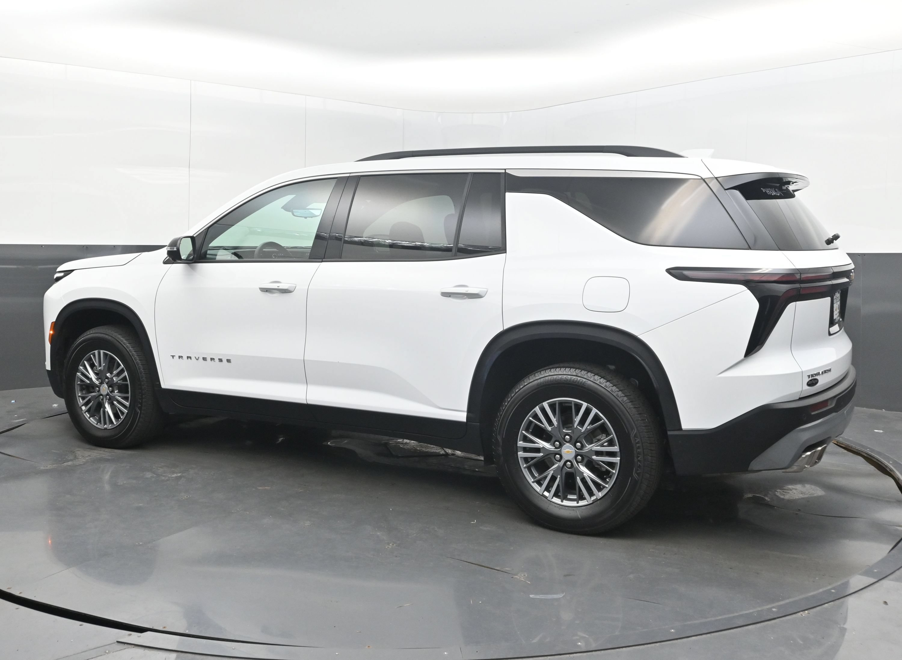 Used 2026 Chevrolet Traverse LT w/ Driver Confidence Package FWD image 7