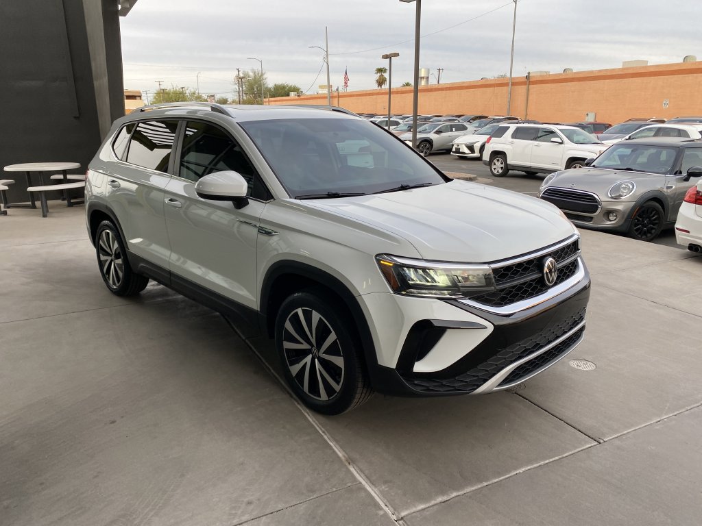 Used 2022 Volkswagen Taos SE w/ Panoramic Sunroof Package image 6