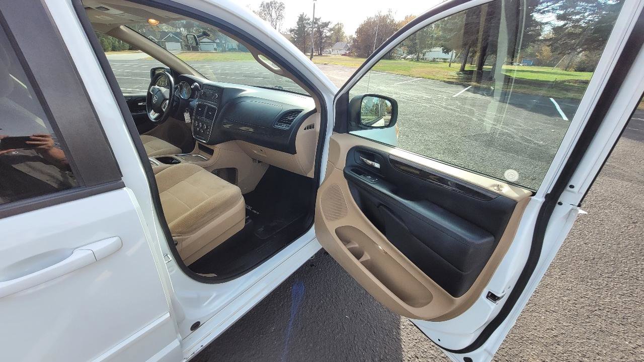 Used 2016 Dodge Grand Caravan SXT w/ Rear Park Assist Package FWD image 13