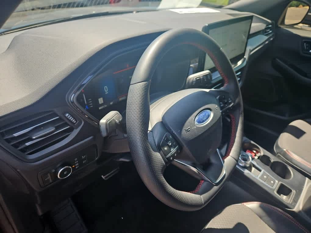 Used 2024 Ford Escape ST-Line Select w/ Tech Pack #1 AWD/4WD image 2