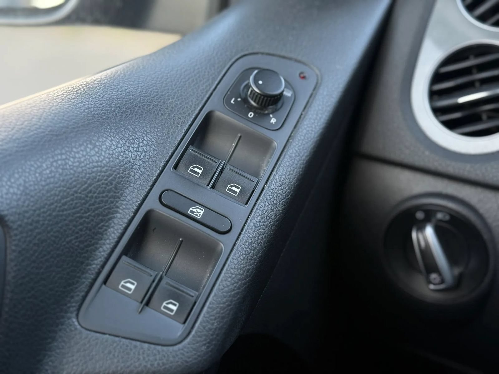 Used 2015 Volkswagen Tiguan SEL FWD image 27