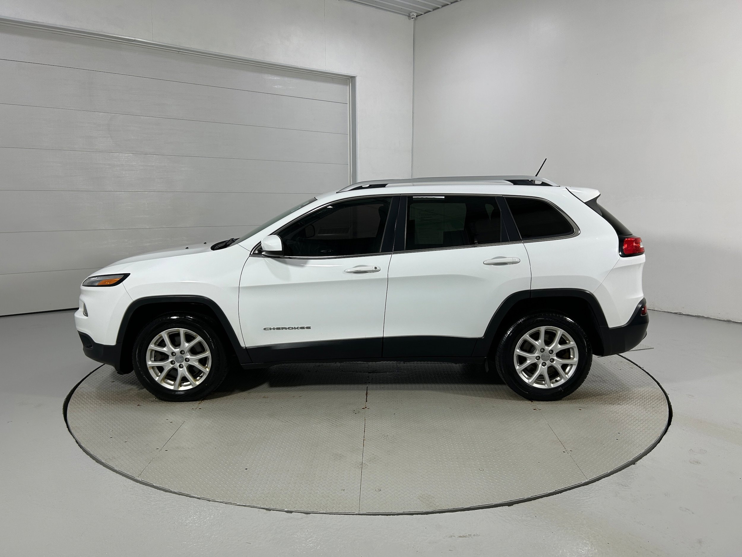 Used 2015 Jeep Cherokee Latitude w/ Cold Weather Group AWD/4WD image 21