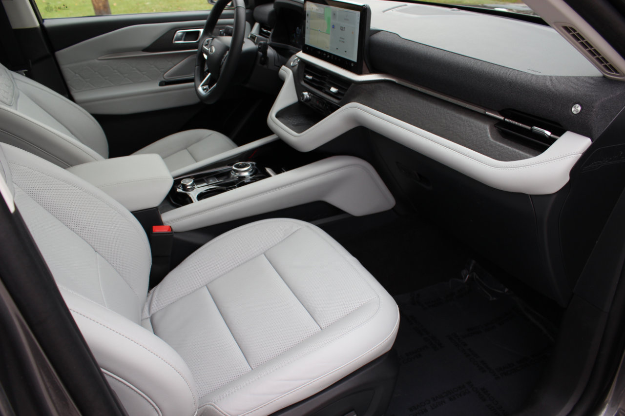 Used 2025 Ford Explorer Platinum w/ LUX Leather Package image 28