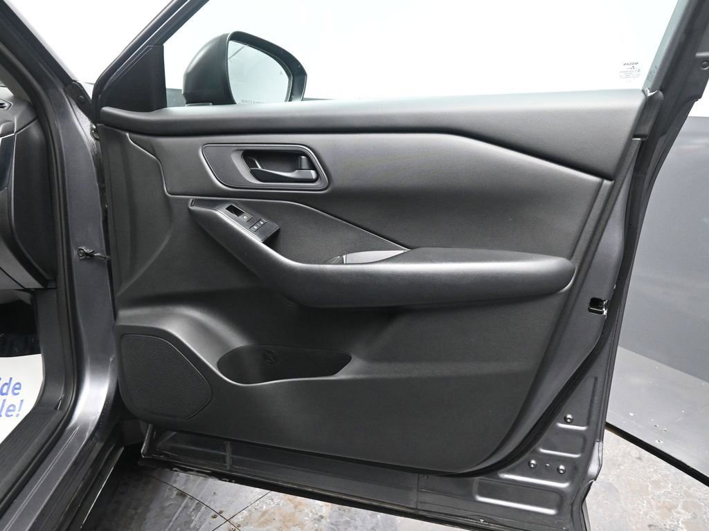 Used 2024 Nissan Rogue S image 19