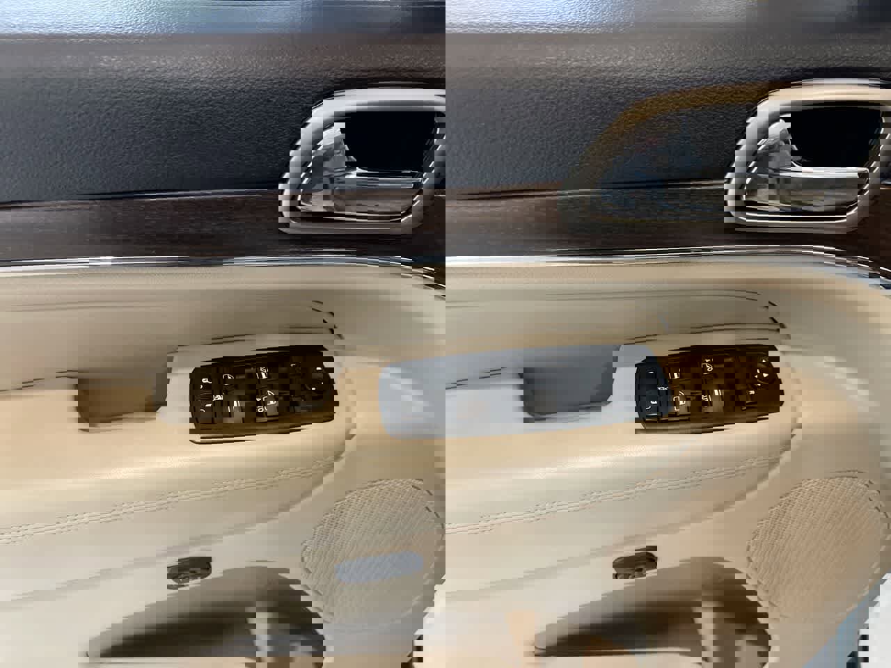 Used 2014 Jeep Grand Cherokee Limited image 13