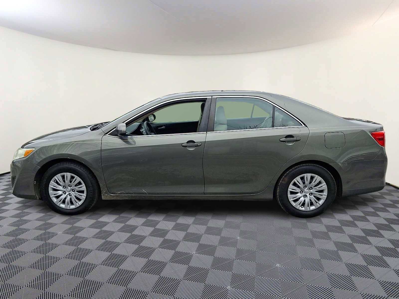 Used 2012 Toyota Camry L image 9