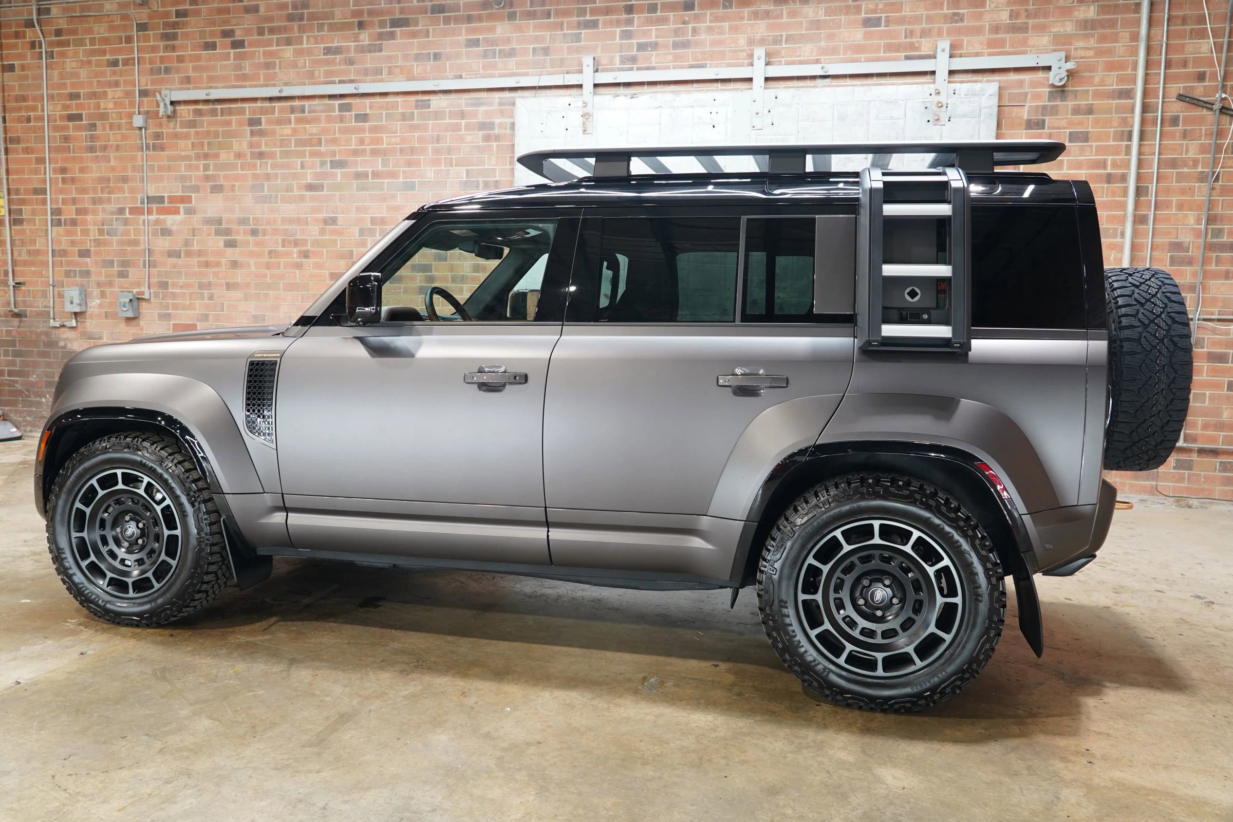 Used 2025 Land Rover Defender 110 image 13