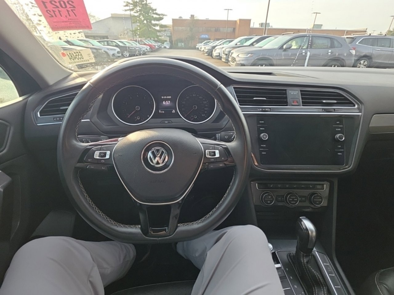 Used 2021 Volkswagen Tiguan SE image 40
