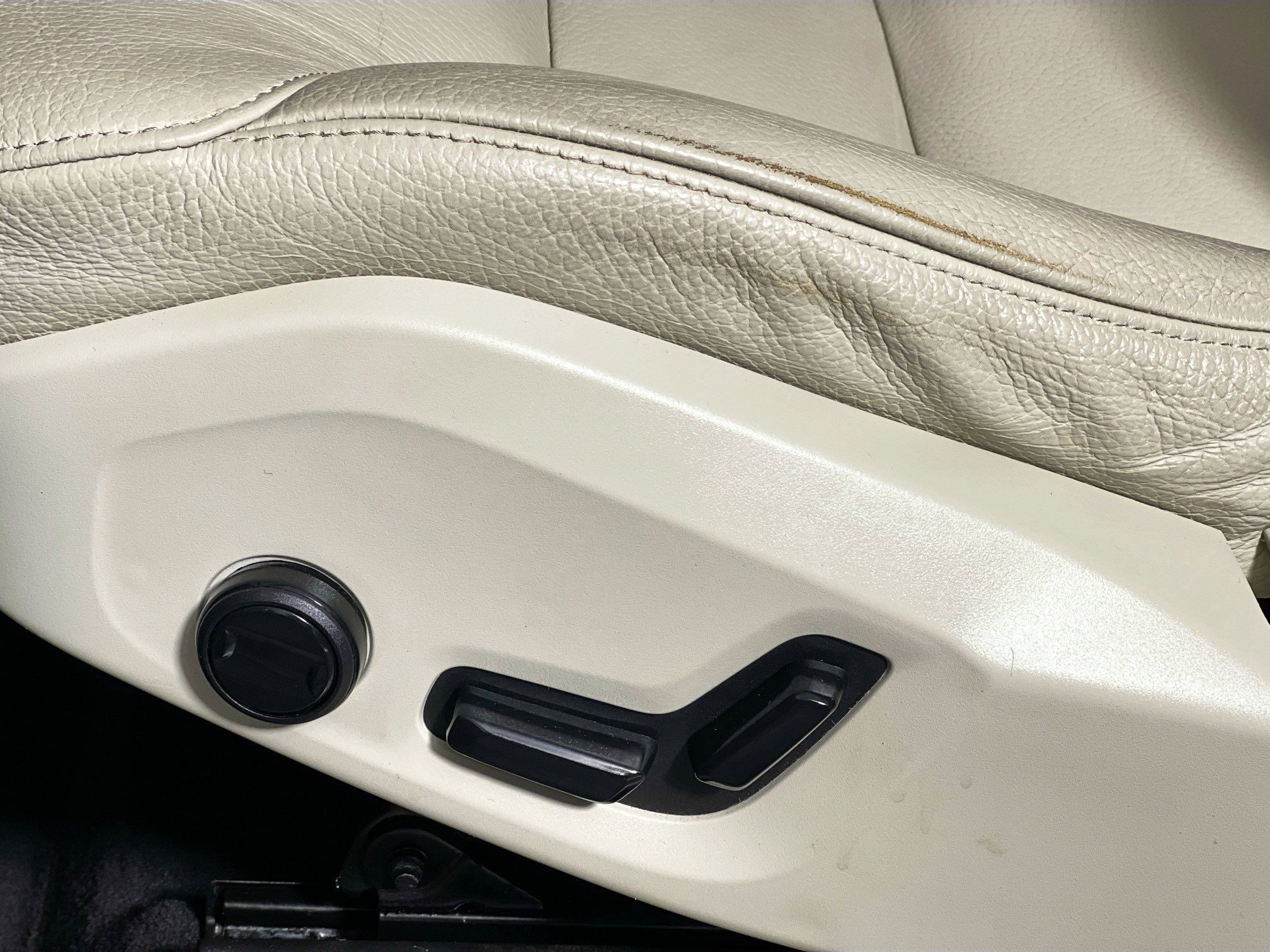 Used 2022 Volvo XC60 B5 Momentum image 15