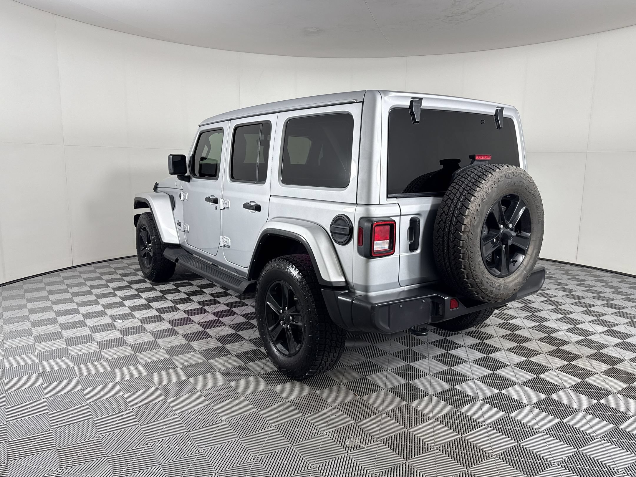 Used 2022 Jeep Wrangler Unlimited Sahara AWD/4WD image 3