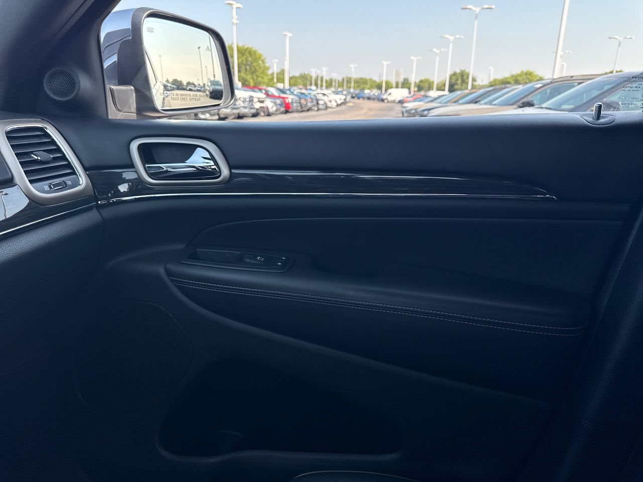Used 2015 Jeep Grand Cherokee Overland w/ Advanced Technology Group AWD/4WD image 26