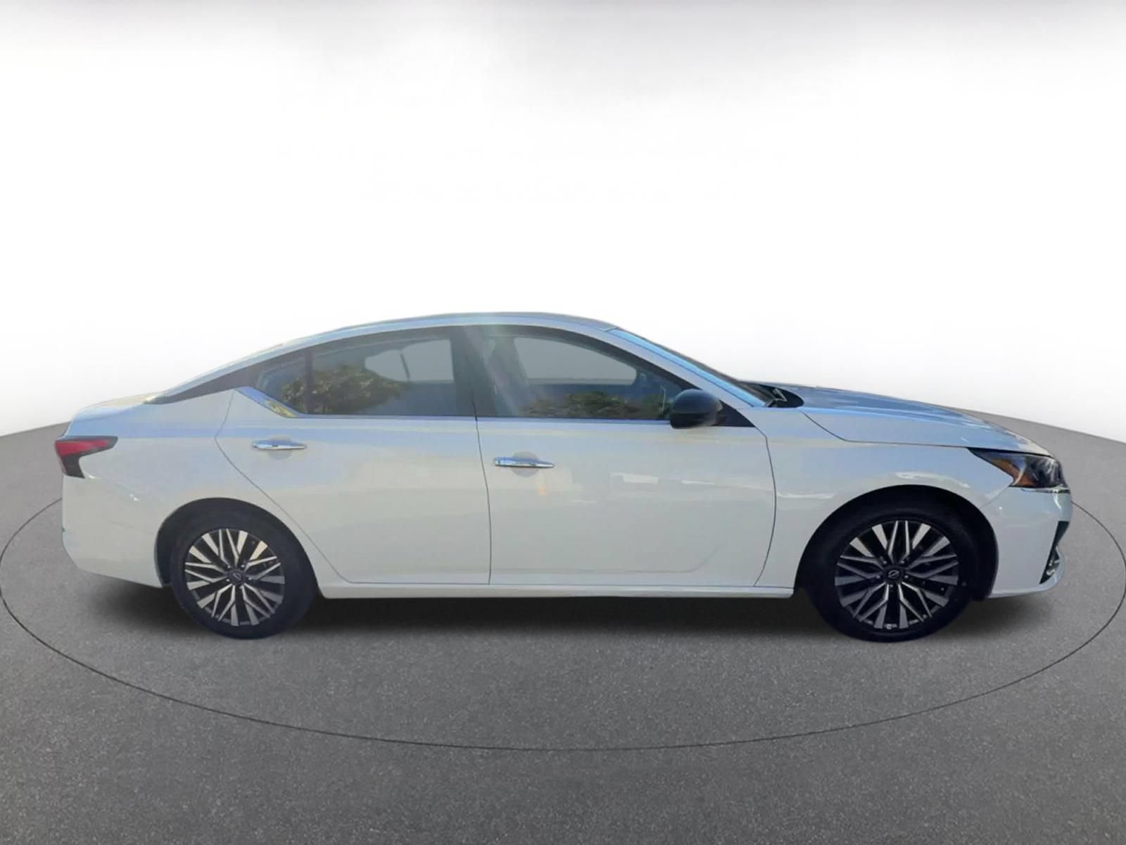 Used 2025 Nissan Altima 2.5 SV FWD image 15