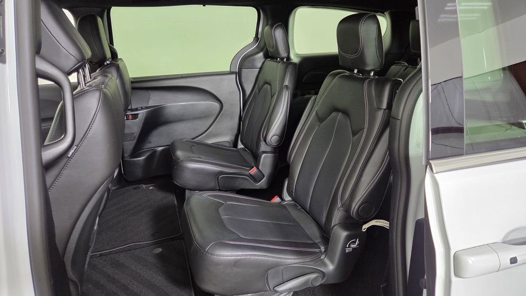 Used 2026 Chrysler Pacifica Select image 30
