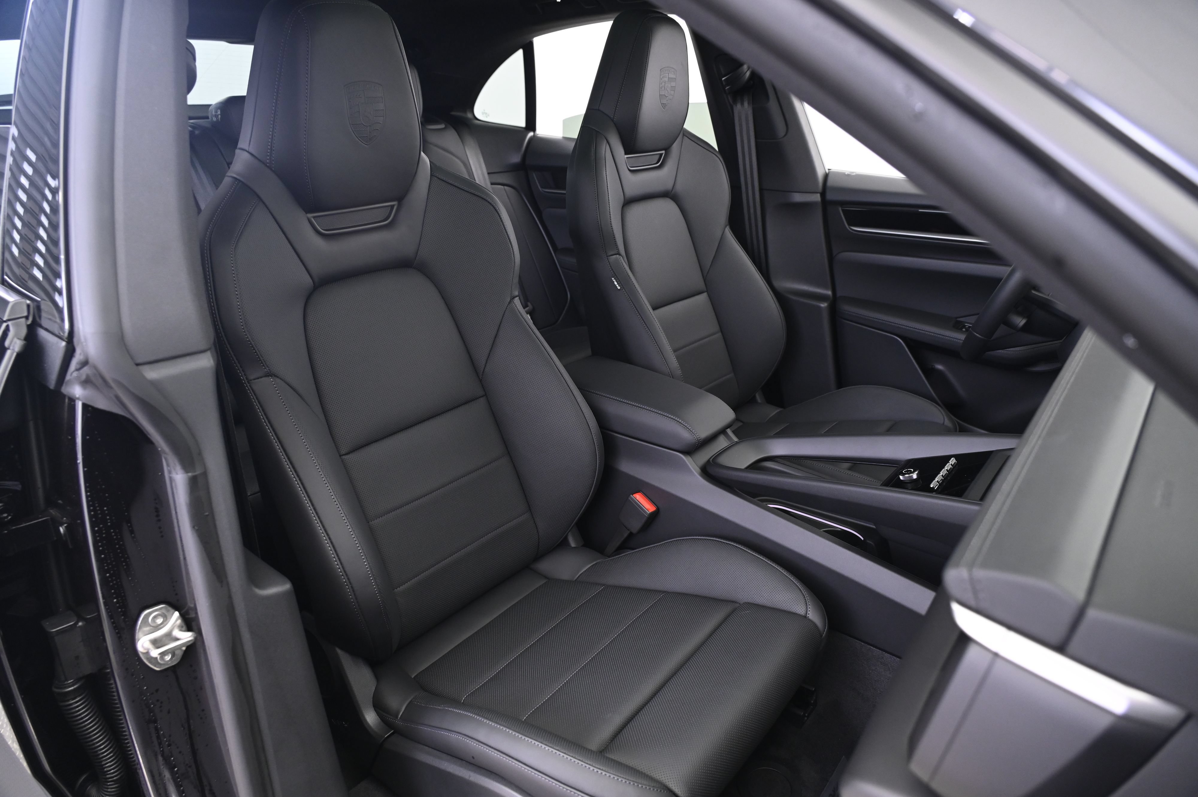 Certified 2025 Porsche Macan 4 Electric AWD/4WD image 25