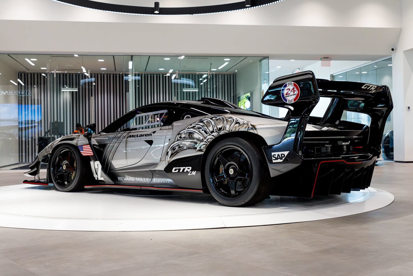 Used 2020 McLaren Senna RWD image 13