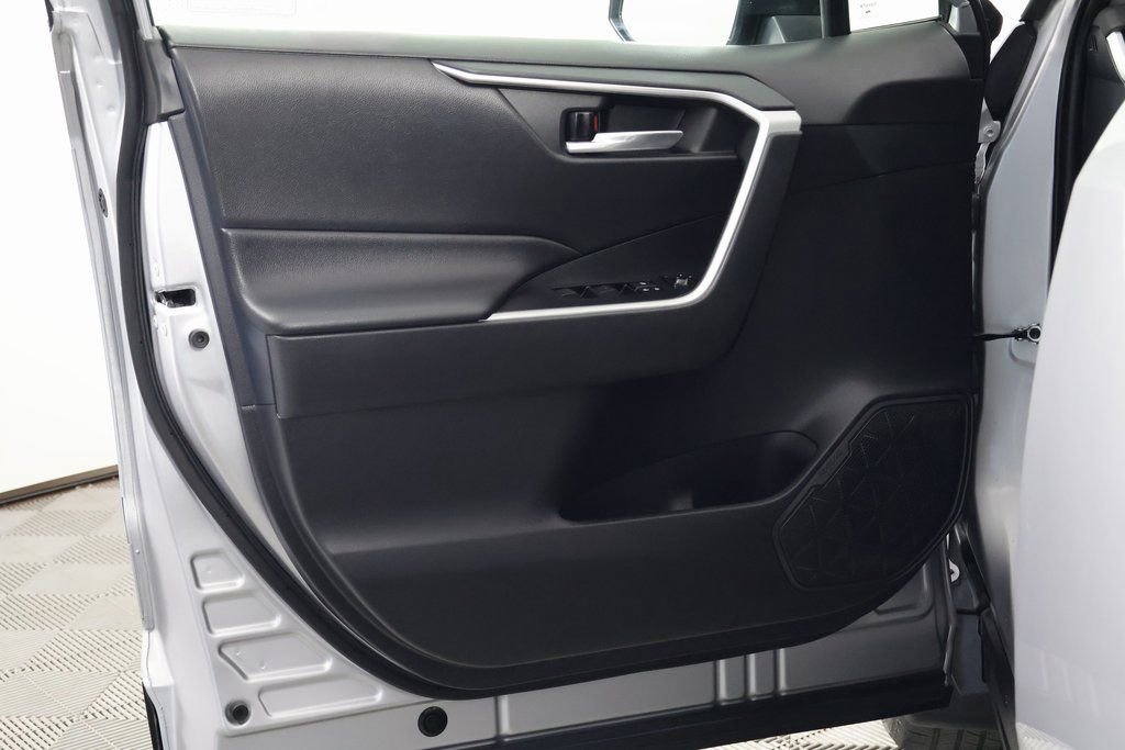 Used 2021 Toyota RAV4 XLE image 12