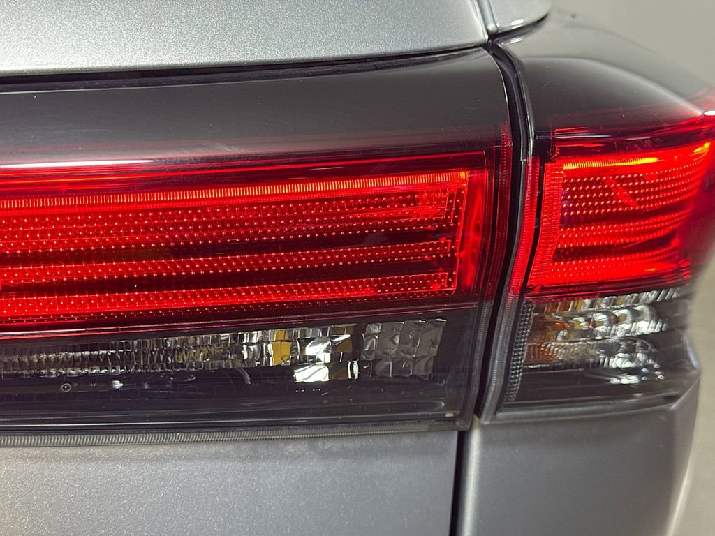 Used 2023 Toyota Highlander LE FWD image 31