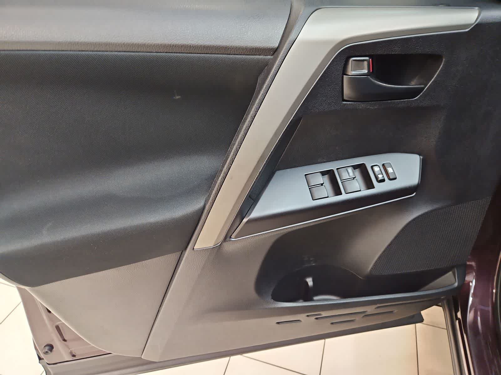 Used 2018 Toyota RAV4 LE FWD image 13