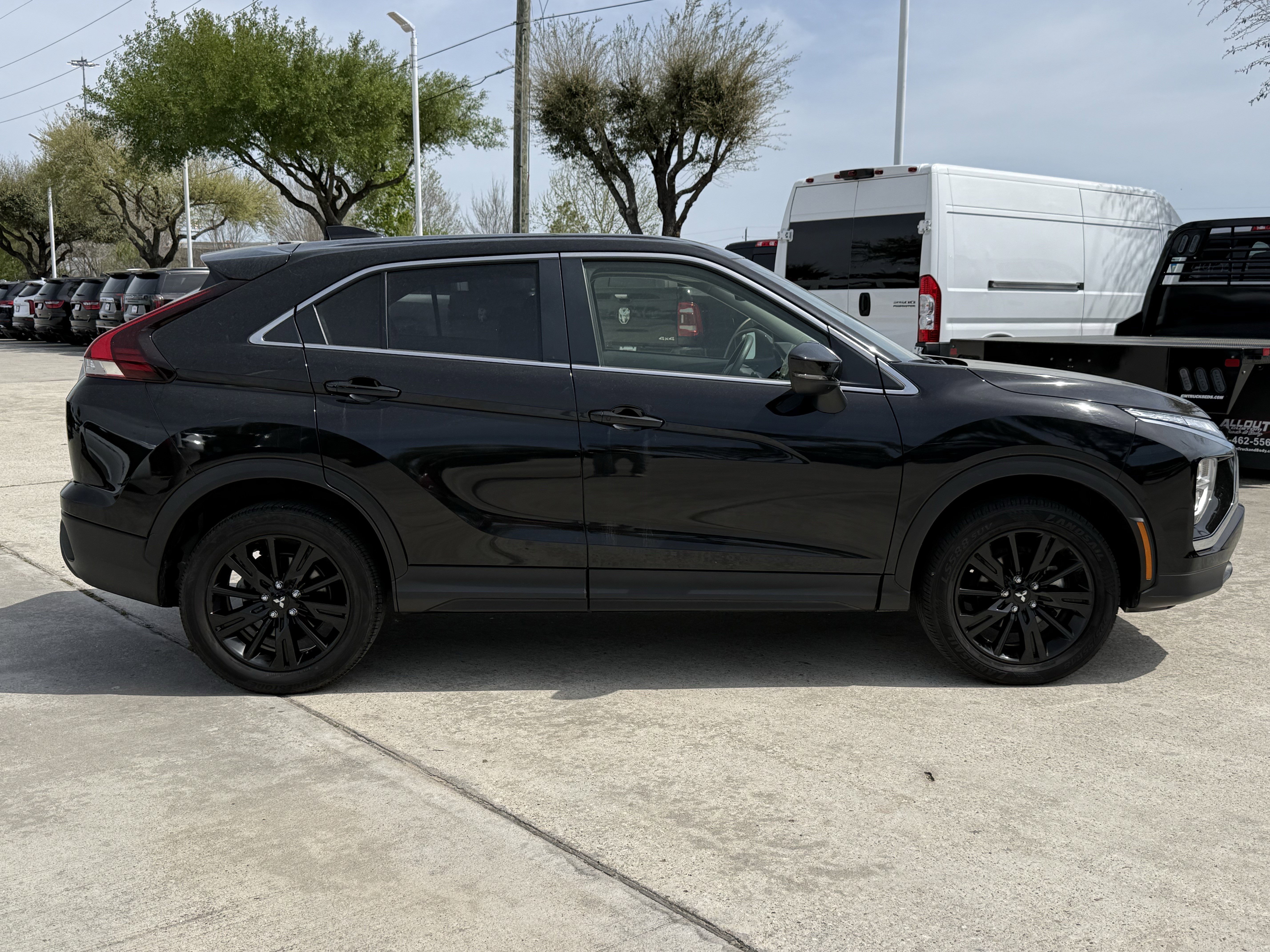 Used 2024 Mitsubishi Eclipse Cross LE image 3