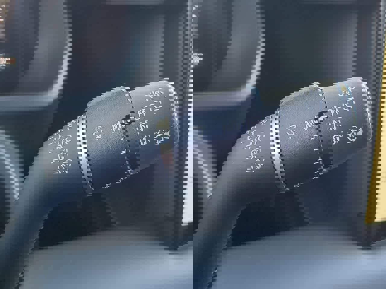 Used 2024 Land Rover Defender 130 X-Dynamic SE image 25