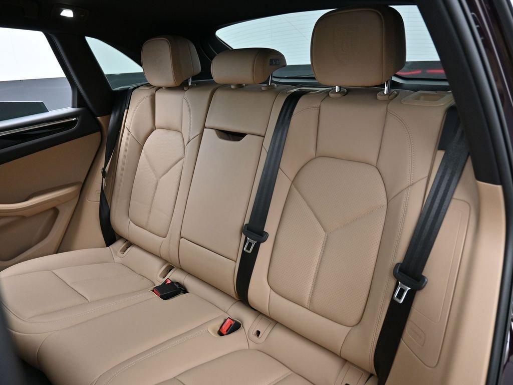 Certified 2025 Porsche Macan image 24