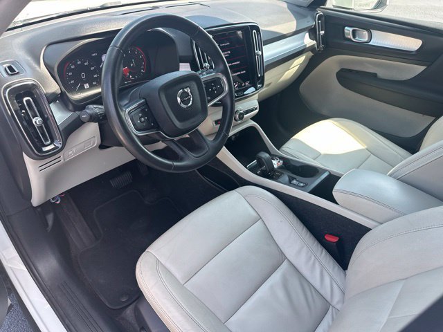 Used 2022 Volvo XC40 T4 Momentum FWD image 9