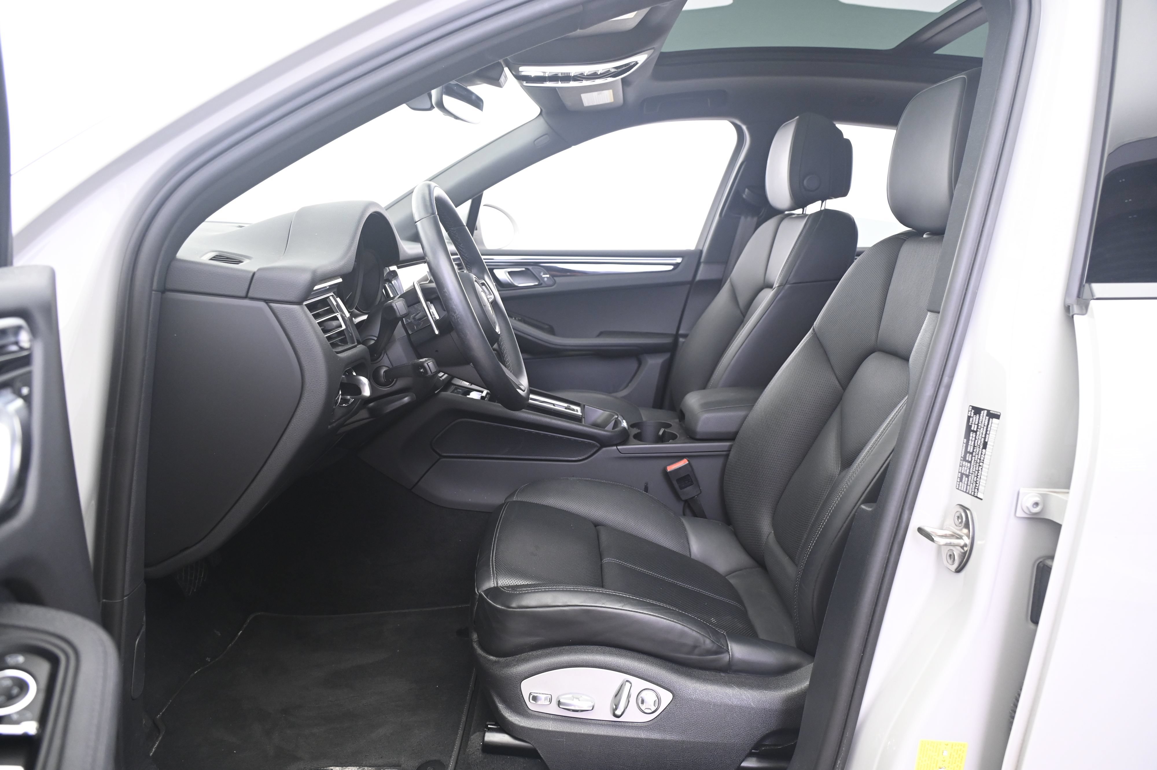 Certified 2023 Porsche Macan AWD/4WD image 29