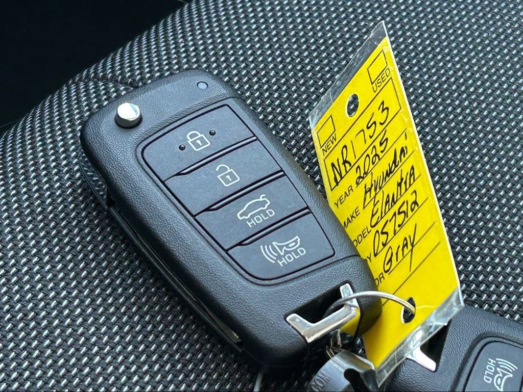 Used 2025 Hyundai Elantra SE image 48