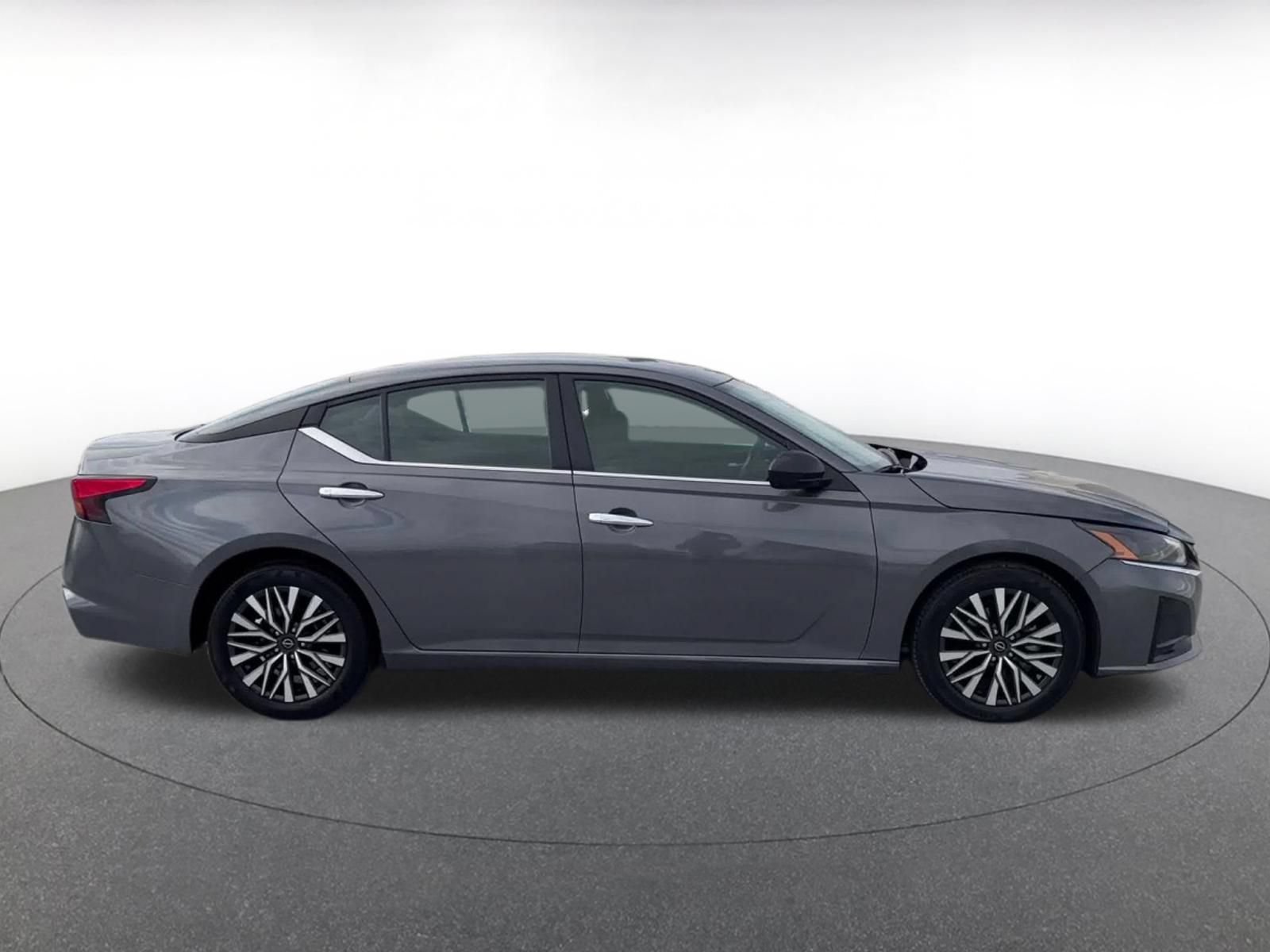 Used 2025 Nissan Altima 2.5 SV FWD image 15
