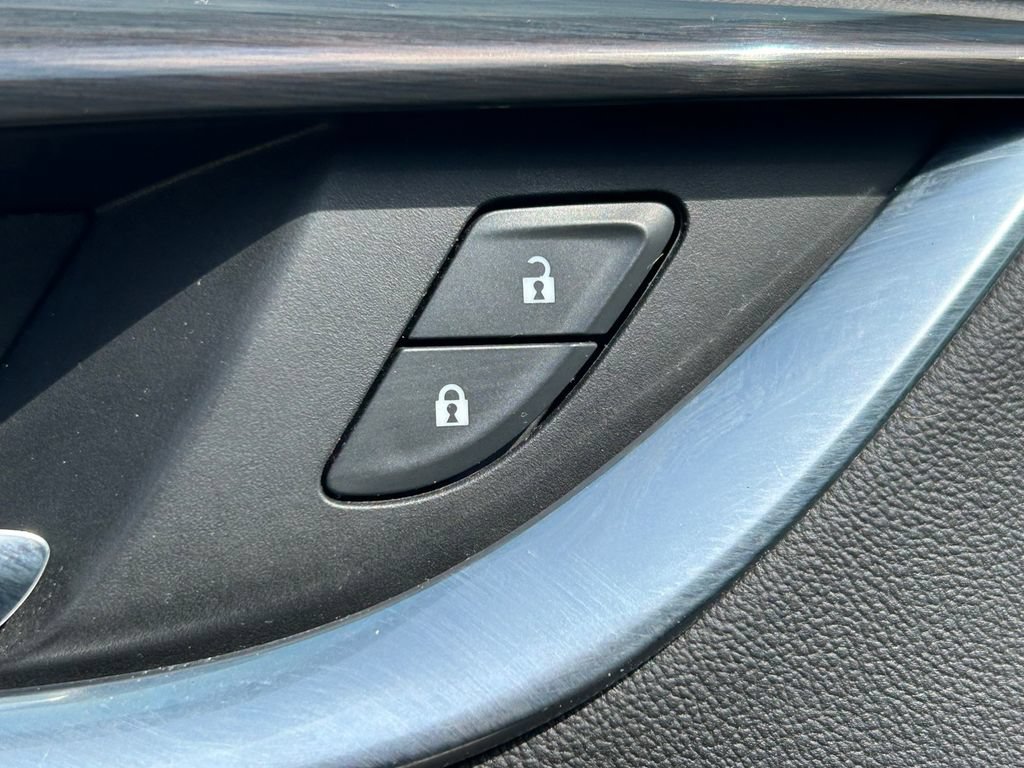 Used 2020 Buick Enclave Essence w/ Sound and Sites Package FWD image 23